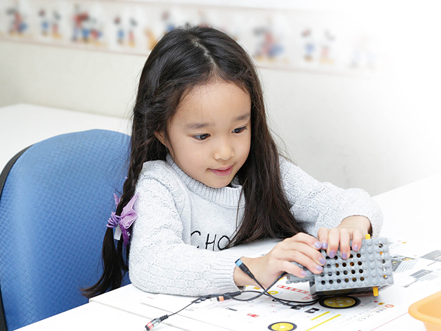 女性は空間認識機能が男性と比較しておとる人が多いと言われますが、この教室は空間認識機能を高め、論理的な考え方を楽しみながら習得して、数学や物理の基礎までも習得できる教室です。 