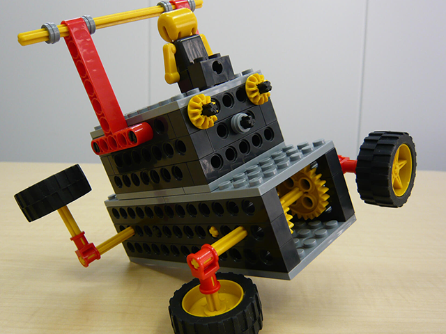 プライマリー、ベーシック、ミドル、アドバンスプログラミング各コースの全てのロボットを監修しました。