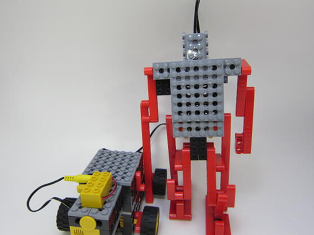 そのロボットを組み立てて動かすことを学びます。