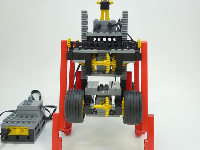  動かないブロックをただ組み立てるだけではなく、モーターやセンサーを用いて動くロボットを資料を読み解きながら