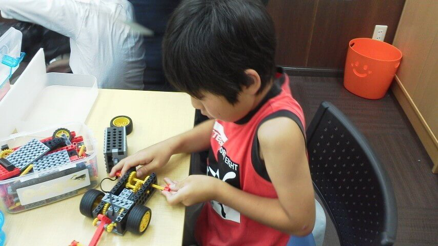 このロボット教室教育コンセプトは「新しい知識を得る感動で、自ら学ぶ喜びを与えます」。