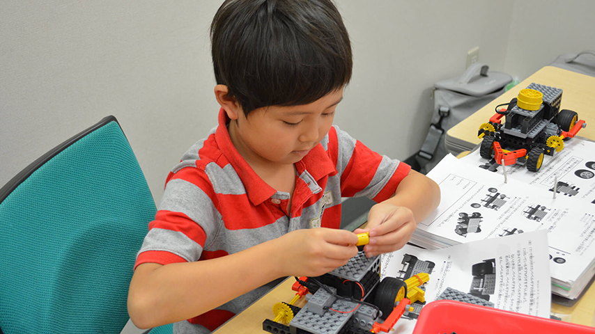 現在、電話が出来るスマートフォンと言う名のネットに繋がるコンピュータを誰もが持つようになり、女の子は文系でもいい、男の子でも理系は苦手だからと文系だけ勉強すれば良いと言う考え方は出来無くなってきています。 